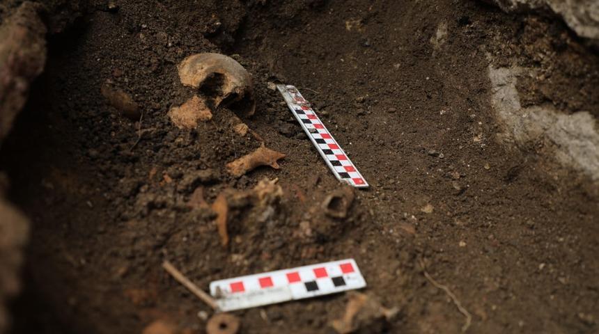 Kazı çalışmalarında bebek mezarı bulundu