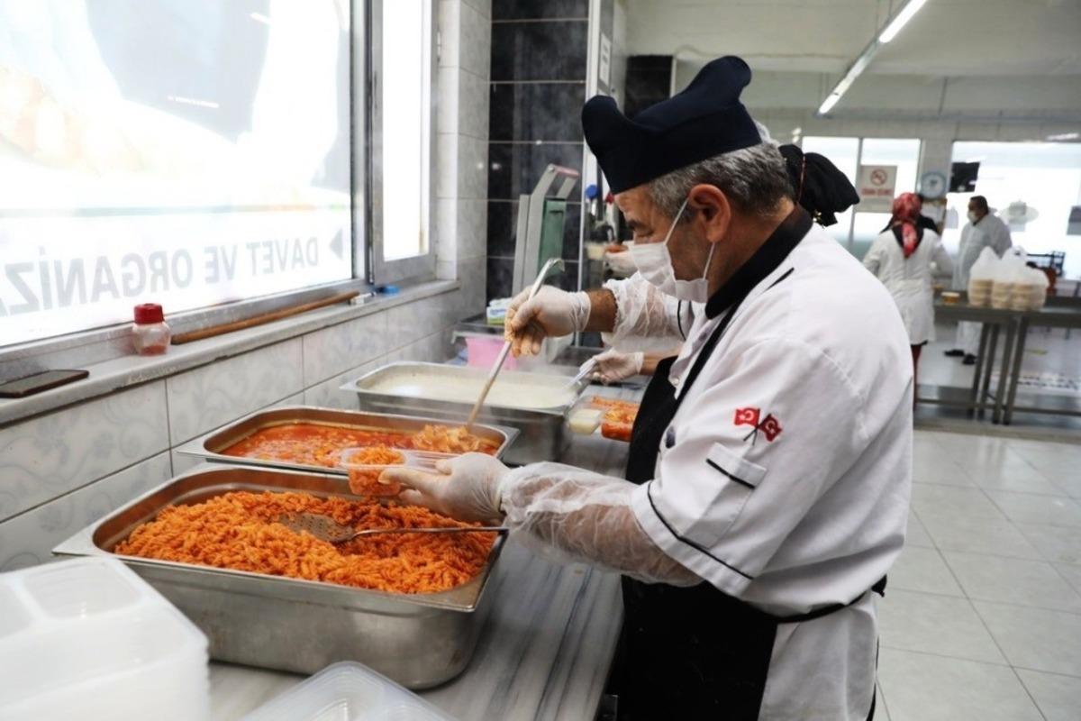 İlkadım&rsquo;dan evlerde izolasyonda olanlara sıcak yemek