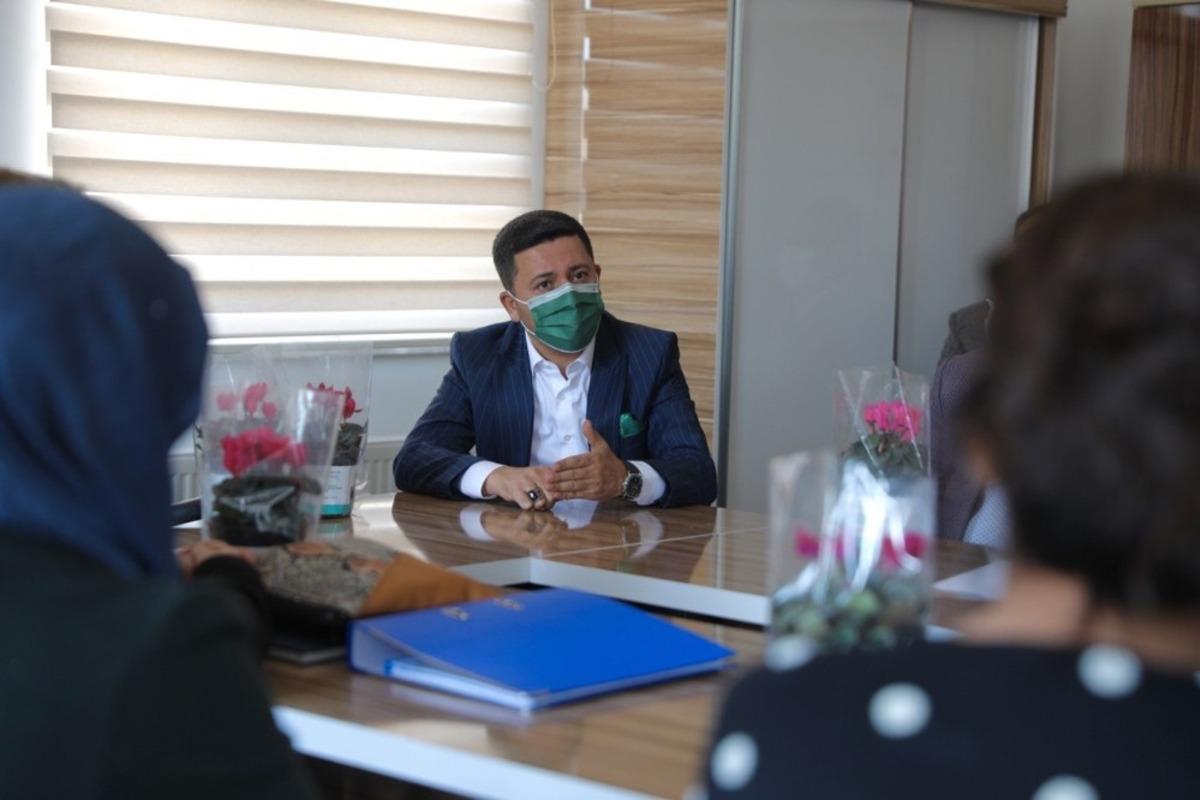 Başkan Arı, okullara &ccedil;i&ccedil;ek g&ouml;nderip &ouml;ğretmenlerin g&uuml;nlerini kutladı