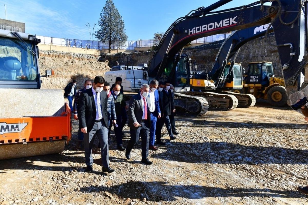 Yeşilyurt&rsquo;ta millet bah&ccedil;esi inşaat alanında kazı &ccedil;alışmaları tamamlandı