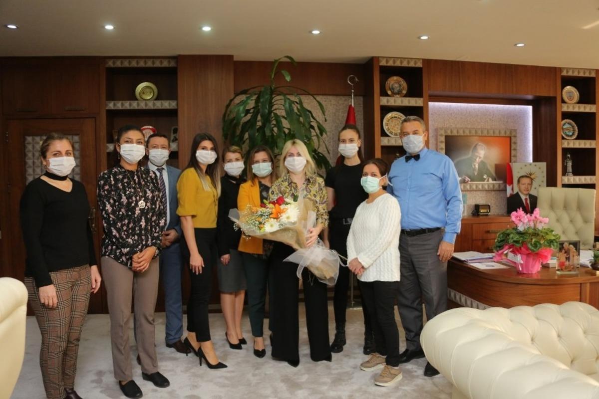 Rekt&ouml;r &Ouml;zkan&rsquo;a s&uuml;rpriz &Ouml;ğretmenler G&uuml;n&uuml; kutlaması