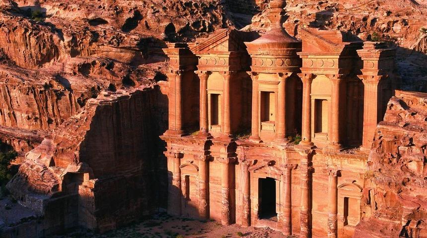 Dünyanın 7 Harikasından Biri: Büyüleyici Petra