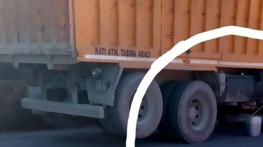 Deprem konutlarının yapımında kullanılan kamyondan mazot &ccedil;alındı