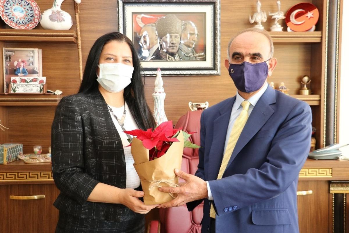 Başkan Yılmaz&rsquo;dan &ouml;ğretmenlere &ccedil;i&ccedil;ek