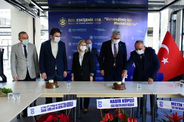 Özel Eskişehir OSB Mesleki ve Teknik Anadolu Lisesinde Öğretmenler Günü kutlandı G1