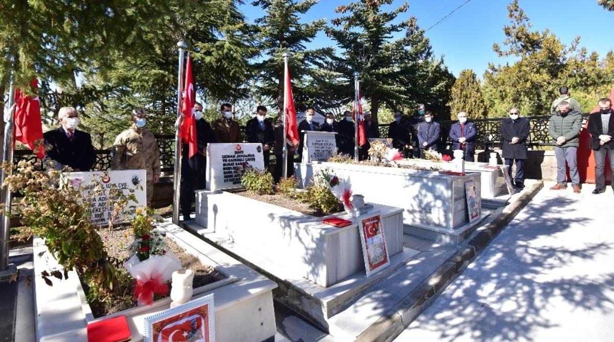 Ahlatlı şehitler şehadetlerinin yıld&ouml;n&uuml;m&uuml;nde kabirleri başında anıldı