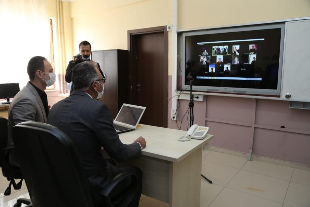 Başkan Kuş sahadaki &ouml;ğretmenlerle bir araya geldi