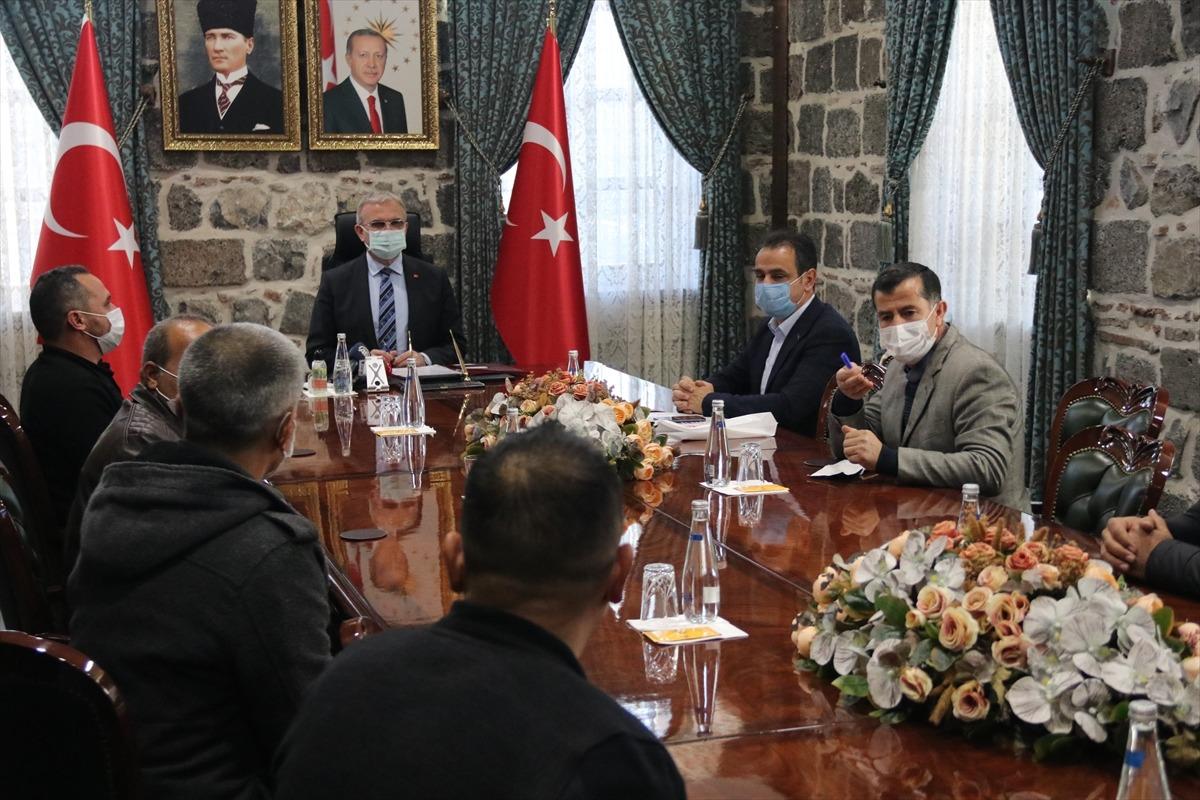 İzmir'de 110 bin depremzedeye yemek hizmeti sunan aşevi g&ouml;revlileri Diyarbakır'a d&ouml;nd&uuml;