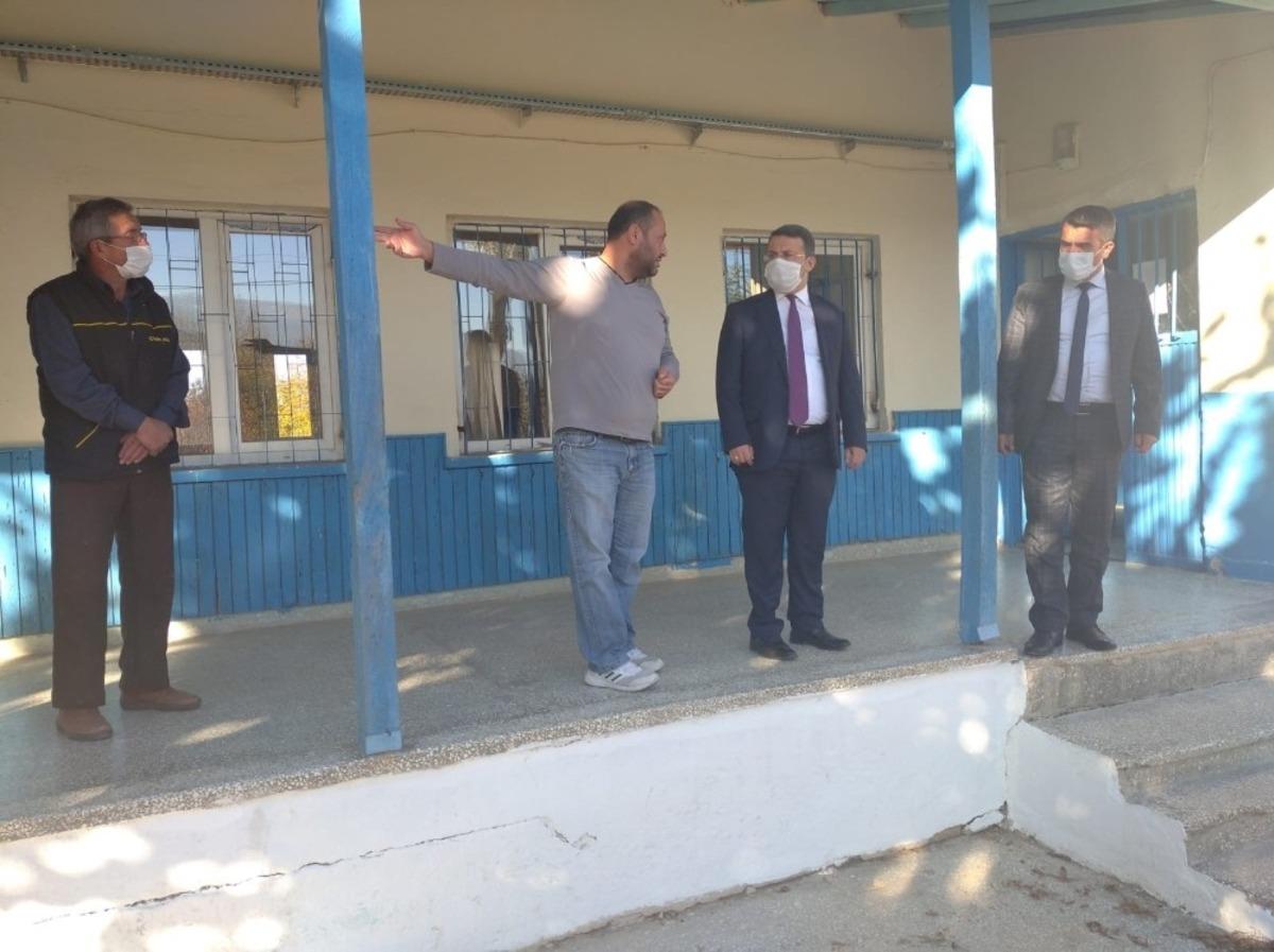 Kaymakam &Ccedil;imşit, yıkım kararı &ccedil;ıkan okulu inceledi