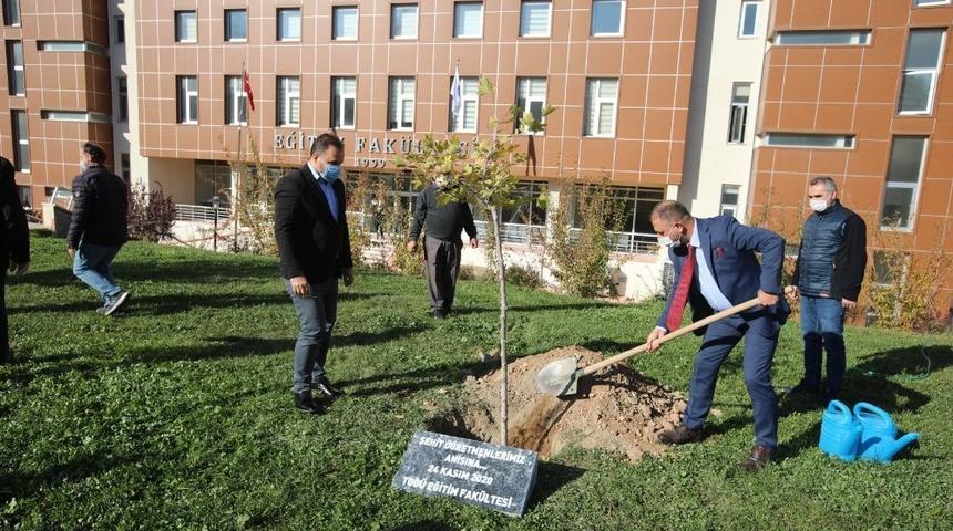 Şehit &ouml;ğretmenleri unutmadılar