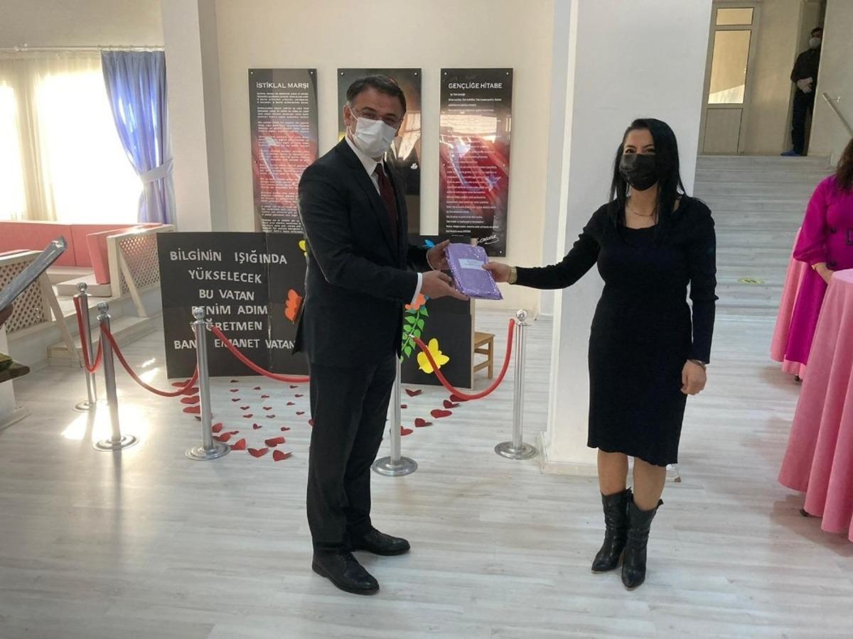 Tokat&rsquo;ta 8 bin 500 &ouml;ğretmene kitap hediye edildi