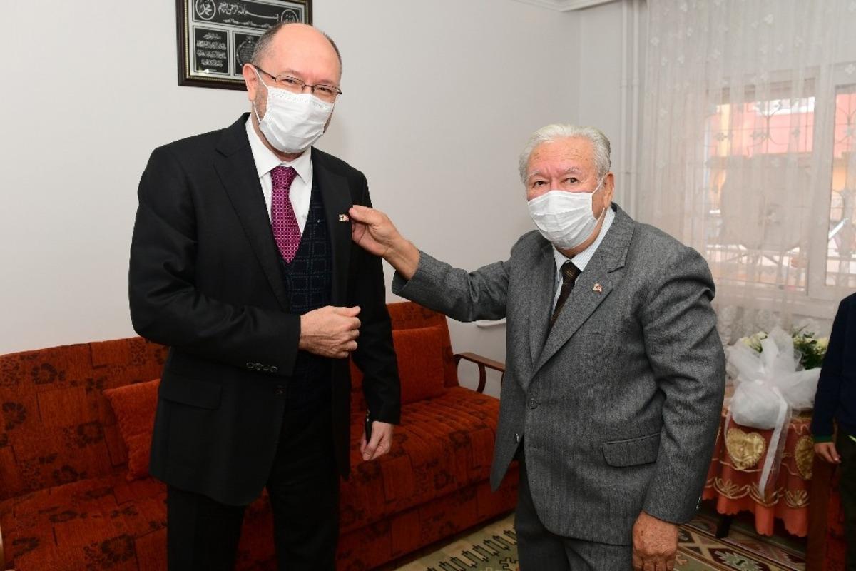 Rekt&ouml;r Erdal ilkokul &ouml;ğretmenini unutmadı