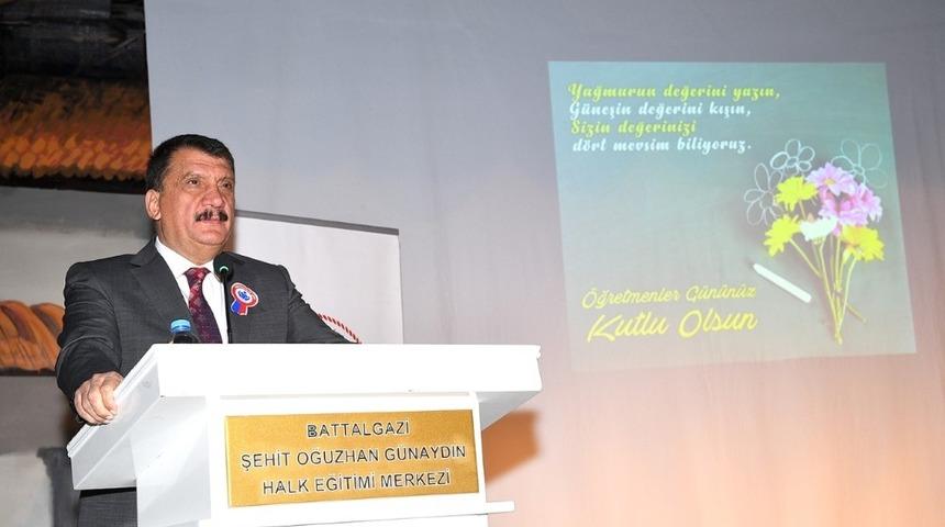 G&uuml;rkan: &ldquo;&Ouml;ğretmenlerimizin g&ouml;rev ve sorumluluk y&uuml;k&uuml; &ccedil;ok ağır&rdquo;