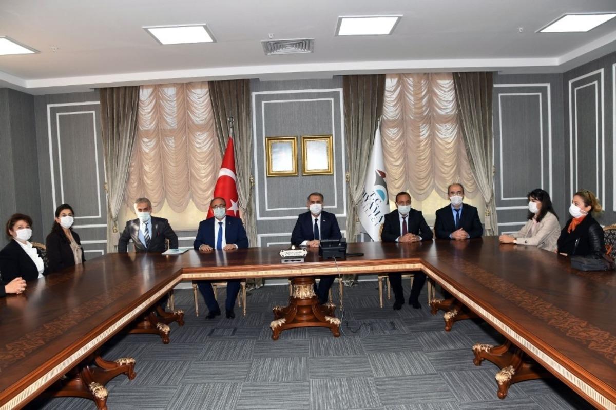 &Ouml;ğretmenlerden Vali &Ccedil;uhadar&rsquo;a ziyaret