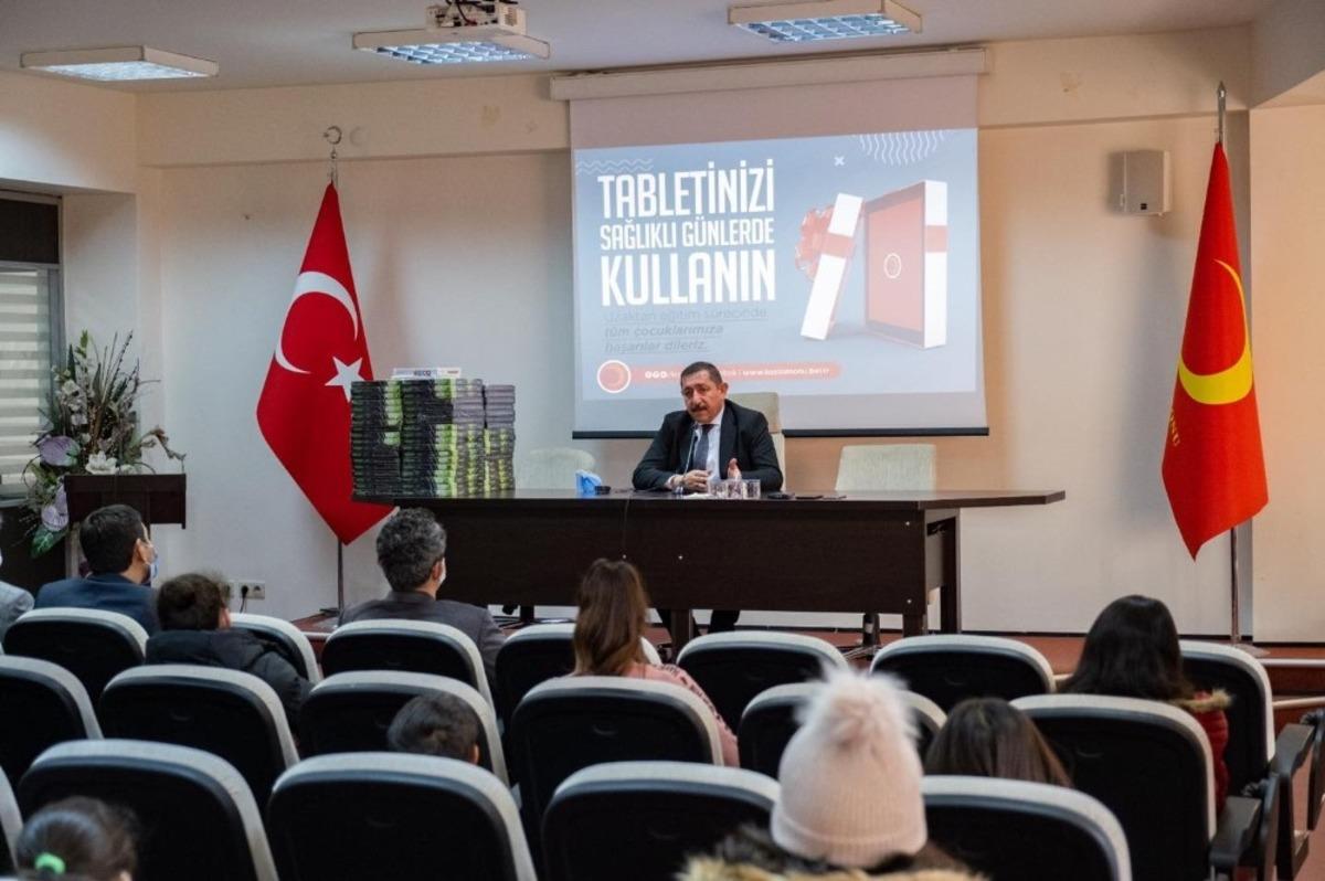 Başkan Vidinlioğlu &ouml;ğrencilere 100 tablet hediye etti