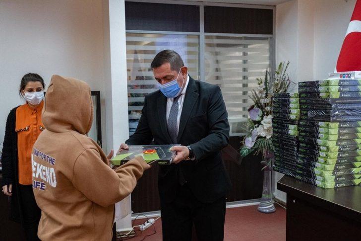 Başkan Vidinlioğlu öğrencilere 100 tablet hediye etti G3