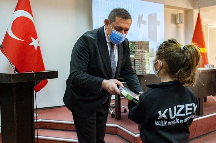 Başkan Vidinlioğlu öğrencilere 100 tablet hediye etti G4