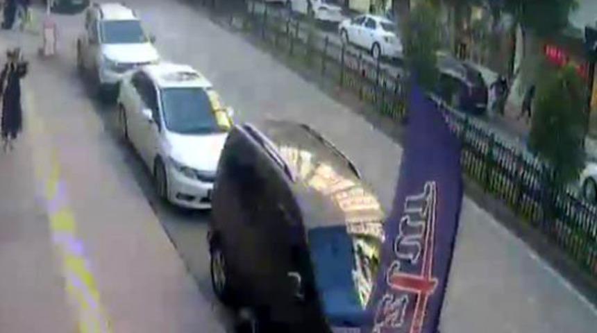 Rüzgar dış cephe kaplamasını savurdu! Son anda kurtuldu