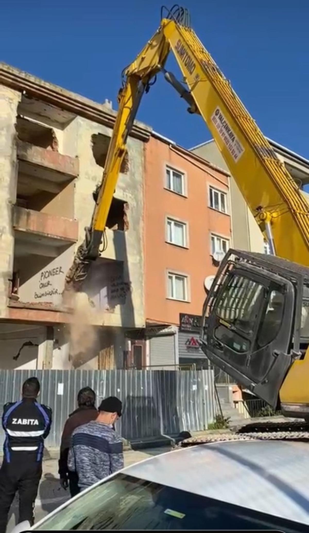 Ey&uuml;psultan&rsquo;da riskli yapıların yıkımına başlandı