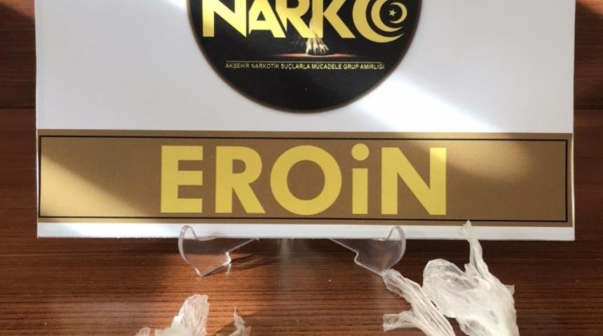 Durdurulan ara&ccedil;ta eroin yakalandı