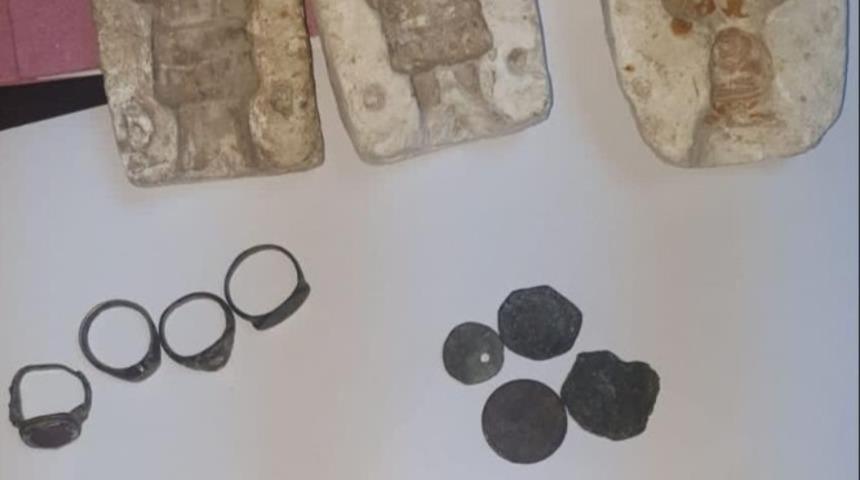 Hatay'da uygulamada durdurulan ara&ccedil;tan 13 adet tarihi eser &ccedil;ıktı