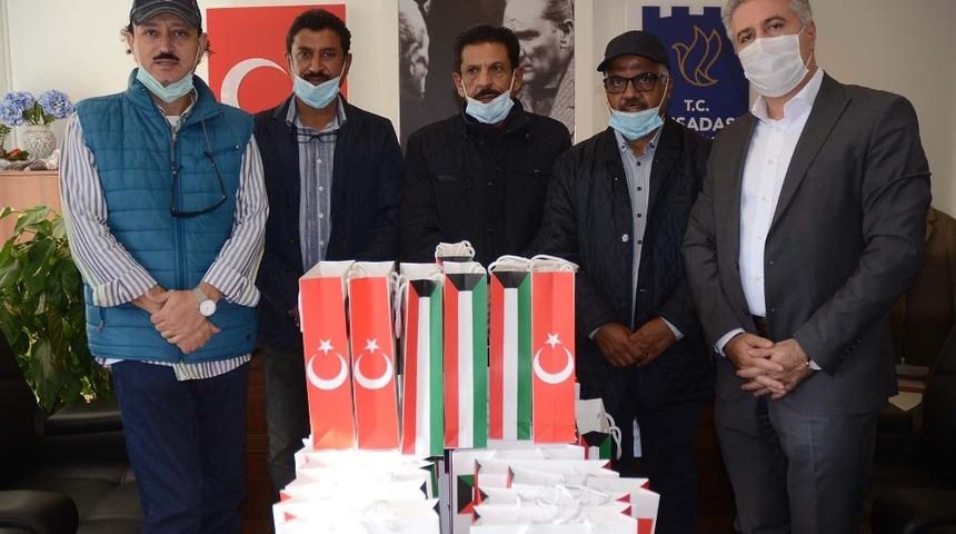 Kuşadası&rsquo;nda yaşayan Kuveytlilerden &ouml;ğrencilere tablet desteği