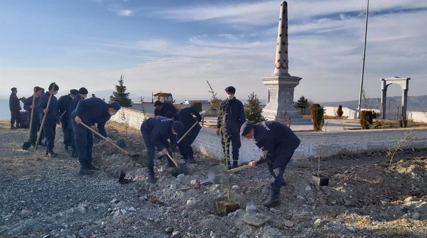 Askerler, Oyuktepe Şehitliği&rsquo;nde fidan dikti