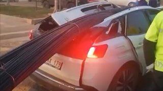 Mardin'de facianın eşiğinden dönüldü! Fırlayan demirler öndeki aracı kağıt gibi ezdi