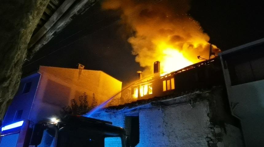 Bursa'da yatağa bağımlı kadın yangından son anda kurtarıldı