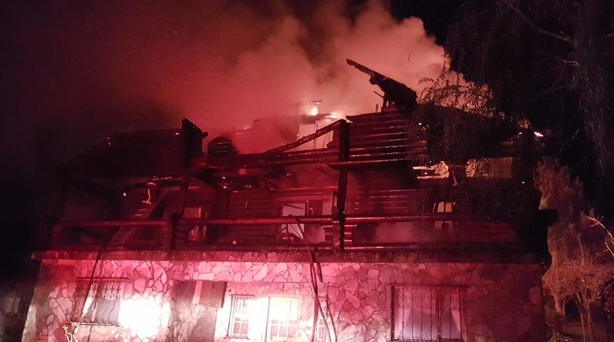 Sakarya'da tadilat yapılan ahşap ev alev alev yandı