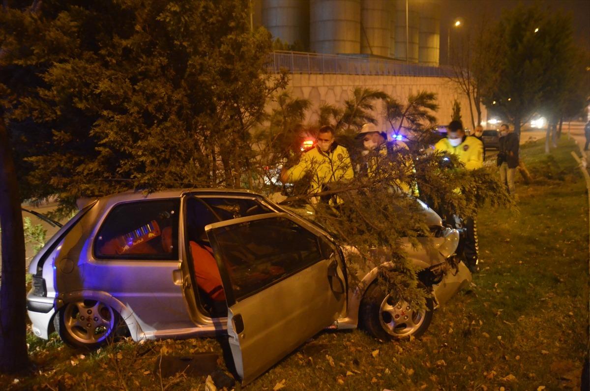 Ağaca &ccedil;arpan aracın s&uuml;r&uuml;c&uuml;s&uuml; hayatını kaybetti