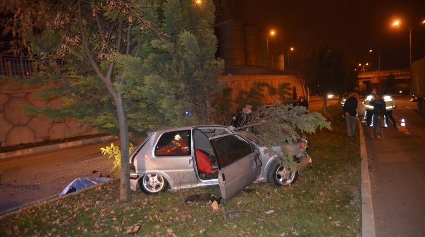 Ağaca &ccedil;arpan aracın s&uuml;r&uuml;c&uuml;s&uuml; hayatını kaybetti