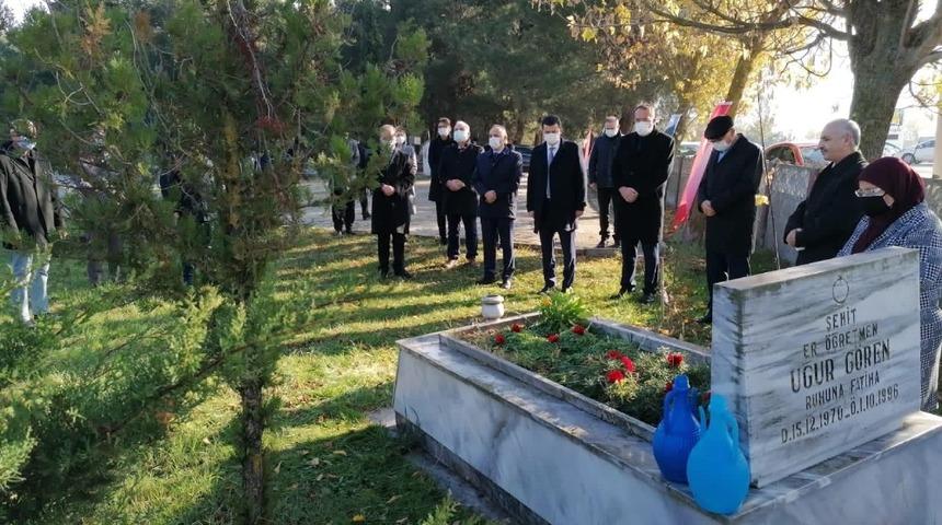 Şehit &ouml;ğretmen kabri başında anıldı