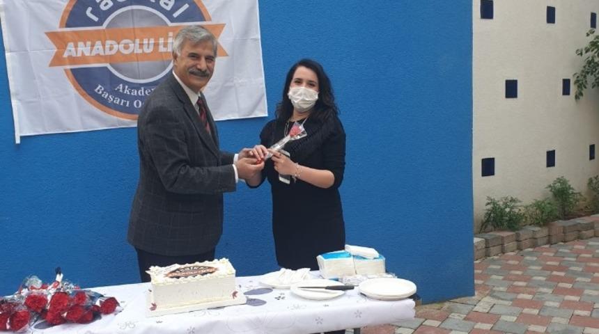 Radikal Eğitim&rsquo;in &ouml;ğretmenlerine &ccedil;i&ccedil;ekli tebrik