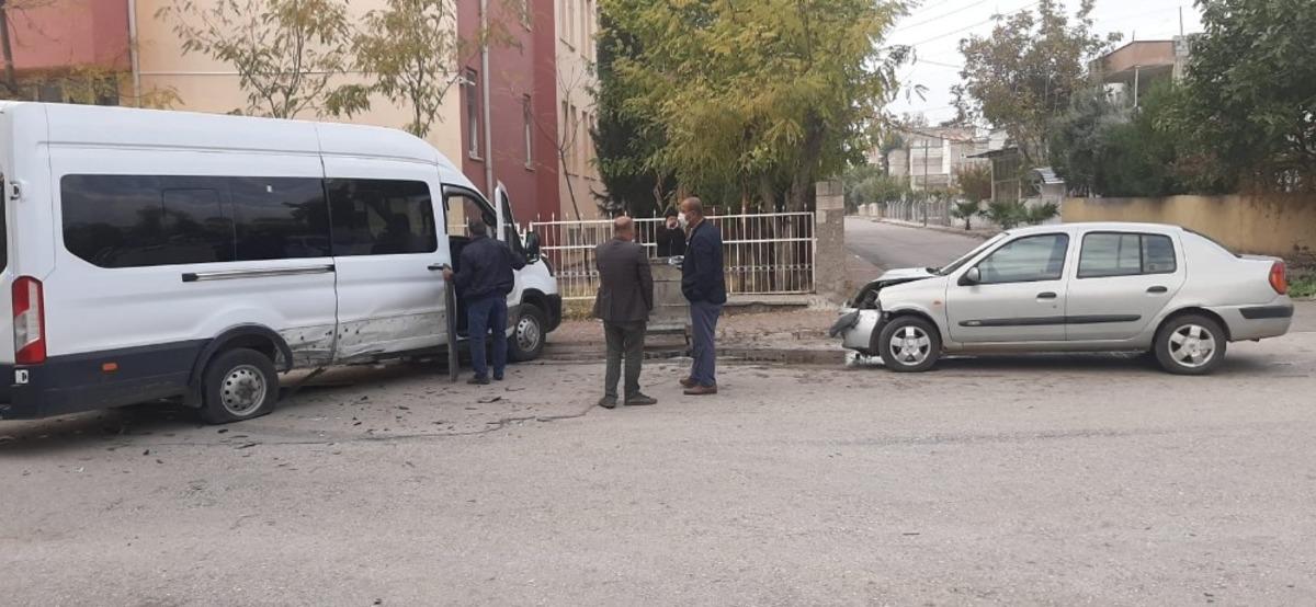 Minib&uuml;s ile otomobil &ccedil;arpıştı: 1 yaralı