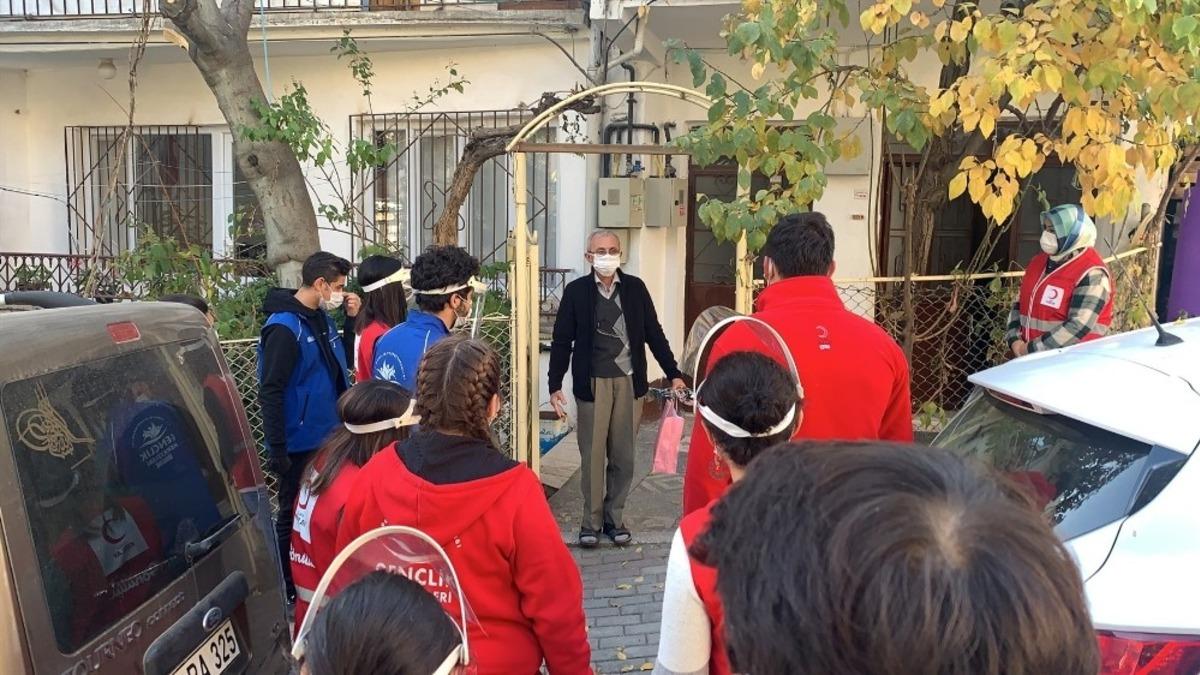 Emekli &ouml;ğretmenleri unutmadılar