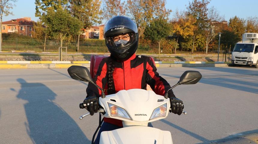 Motosikletli kuryelerden müşterilere maske ve temassız ödeme çağrısı