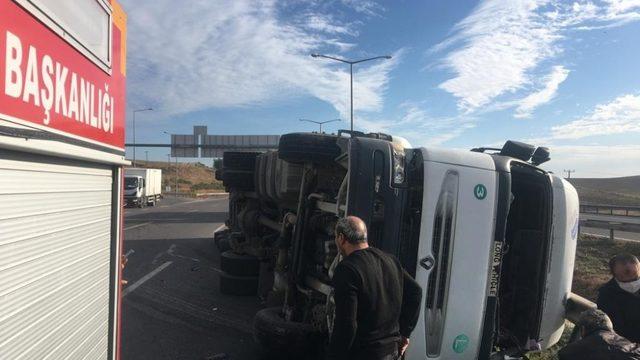 Sunta yüklü tır devrildi