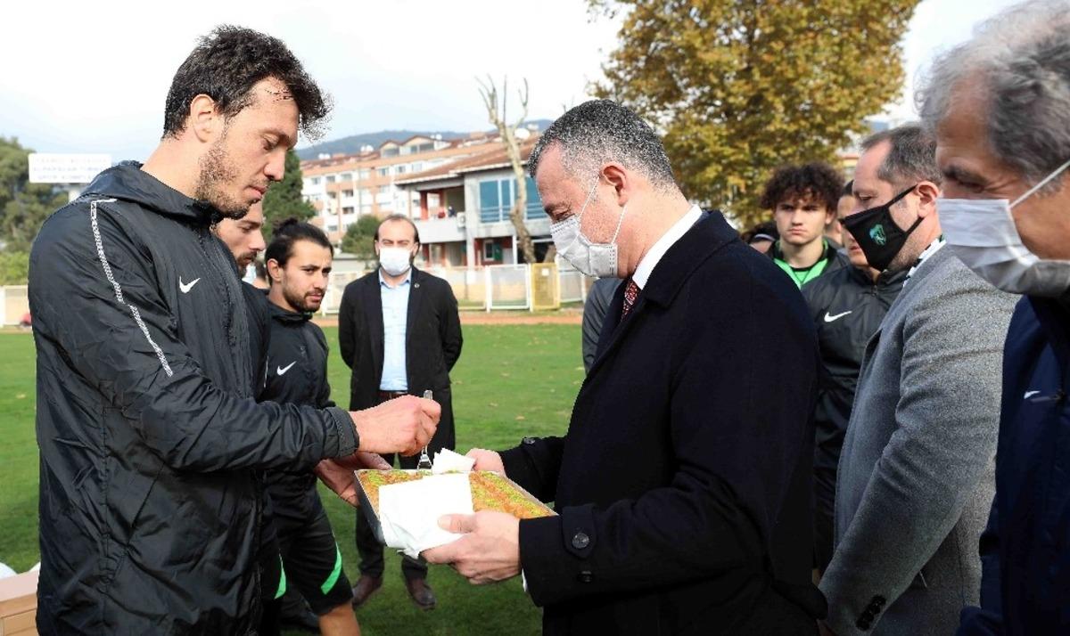 Başkan B&uuml;y&uuml;kakın&rsquo;dan Kocaelispor kafilesine moral