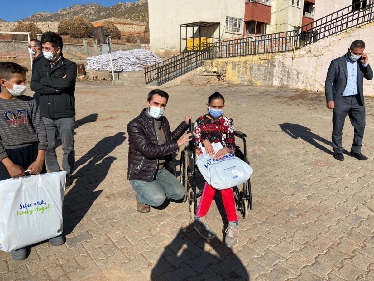 Eruh Devlet Hastanesi Başhekimi &Ccedil;elik&rsquo;ten &ouml;ğrencilere giysi desteği