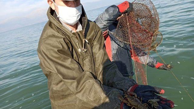 Eğirdir Gölü’nde 570 adet kaçak kerevit pinterine el konuldu