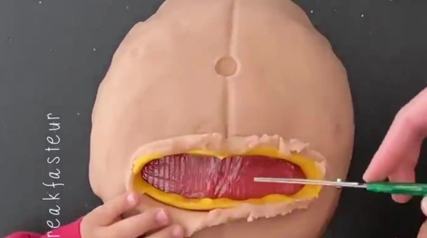 &Ccedil;ocuğuna sezaryen doğumu &ouml;ğretti, Twitter'dan yayınladı