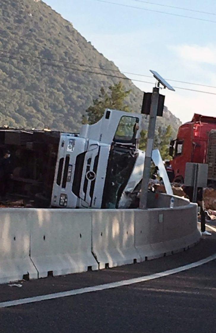 Sakar rampasında TIR devrildi G3