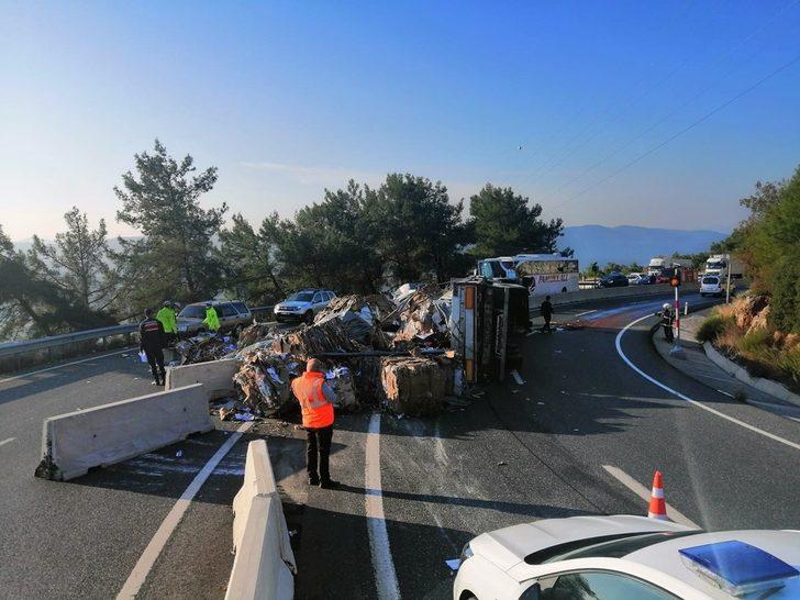 Sakar rampasında TIR devrildi G4