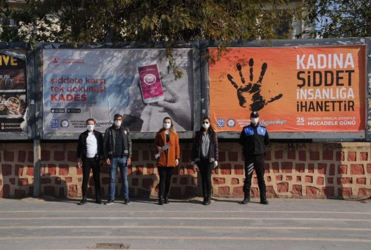 Cizre polisi kadınları bilgilendirip KADES&rsquo;i tanıttı