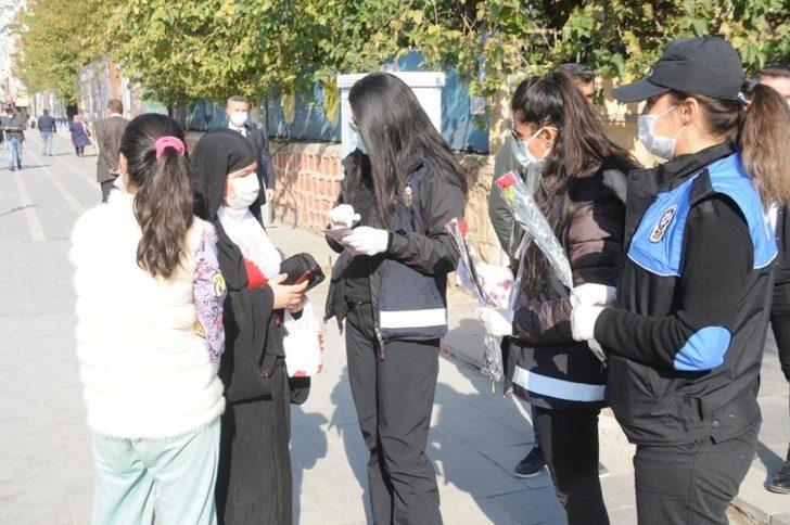 Cizre polisi kadınları bilgilendirip KADES’i tanıttı G3