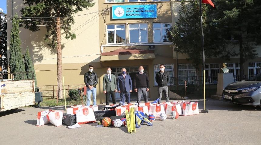Ordu&rsquo;da okullara spor malzemesi desteği s&uuml;r&uuml;yor