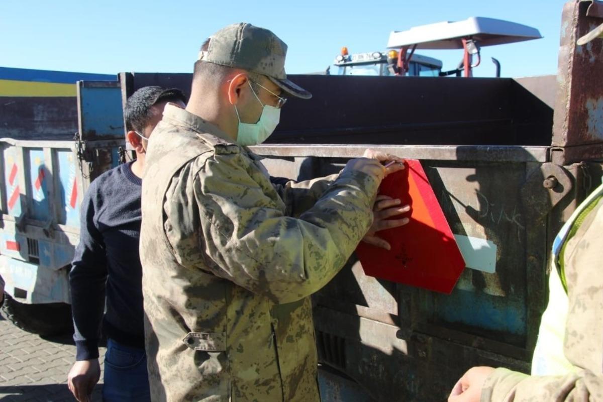 Diyarbakır&rsquo;da trafik kazalarının &ouml;nlenmesine y&ouml;nelik trakt&ouml;rlerin r&ouml;morklarına reflekt&ouml;r takıldı