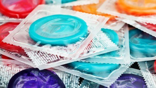 Tek kullanımlık hijyen ürünlerinin dağıtımında ücretsiz prezervatif dağıtımındakine benzer bir yöntem izlenmesi bekleniyor. Ülkede prezervatifler, aile hekimlerinden, eczaneler ya da okullardan ücretsiz alınabiliyor.
