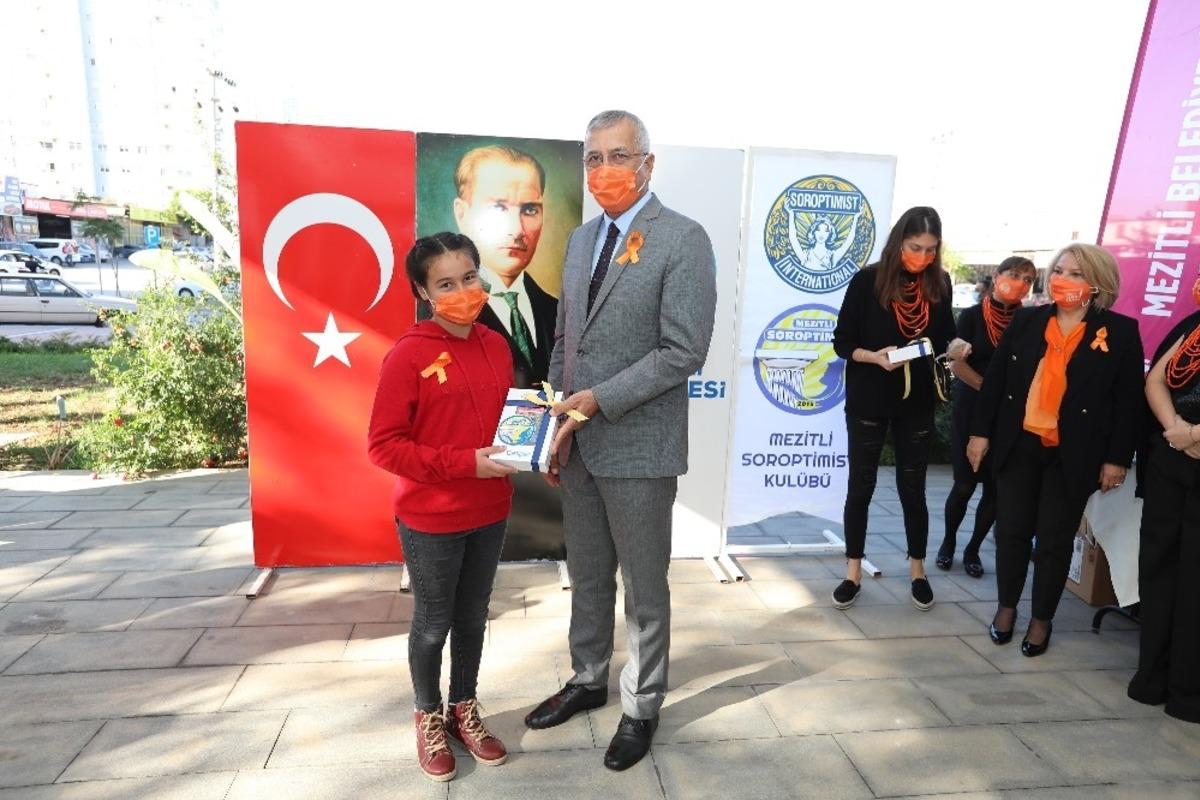 &Ccedil;ocuklara tablet bilgisayar dağıttılar